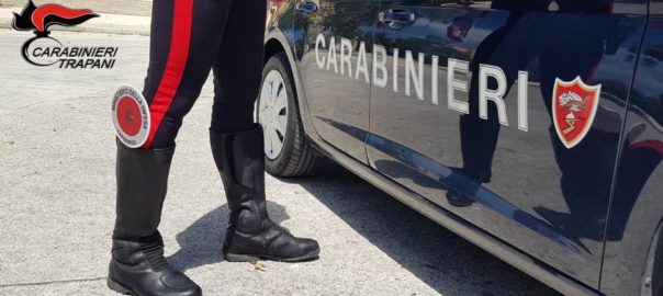 Si scaglia contro i carabinieri con calci e pugni. Arrestato