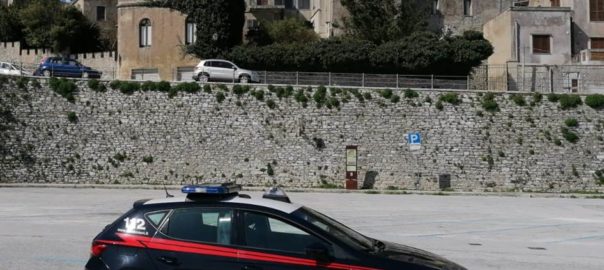 Buca le gomme dell’auto del vicino. Denunciato dai carabinieri