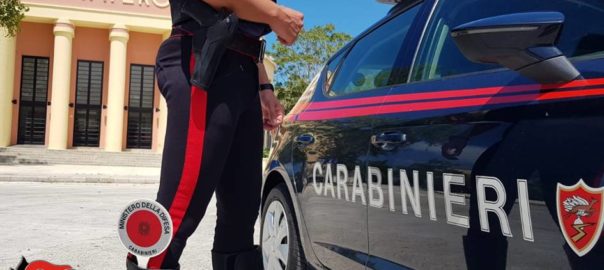 Un uomo aggredisce una guardia giurata e un altro la propria compagna: 2 arresti dei carabinieri