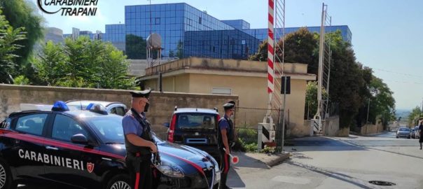 Denunciato dai carabinieri perché aveva travolto e danneggiato le sbarre del passaggio al livello. In tilt il traffico ferroviario