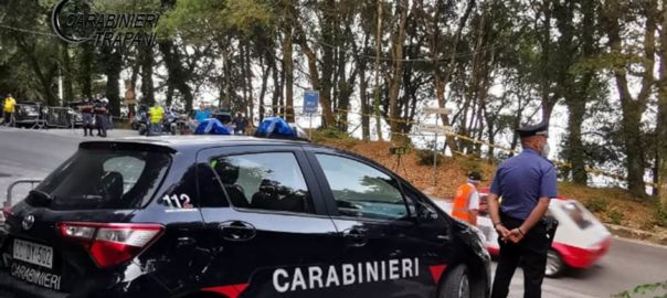 Al buio prova il circuito di gara a tutta velocità con l’auto privata. Ritirata la patente dai carabinieri. Salta la gara