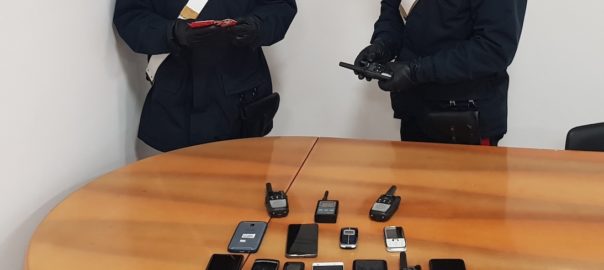 Operazione contro le rapine in villa. 3 indagati con il reddito di cittadinanza. i carabinieri sequestrano anche ricetrasmittenti e un rilevatore di microspie