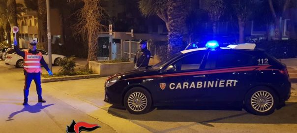 Rubano una macchina e, dopo, si schiantano contro le auto in sosta