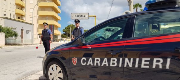 Rubano generi alimentari e abiti da attività commerciali. Denunciati dai Carabinieri