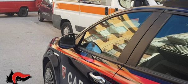 Nudo sul balcone minaccia il suicidio. Salvato dai Carabinieri