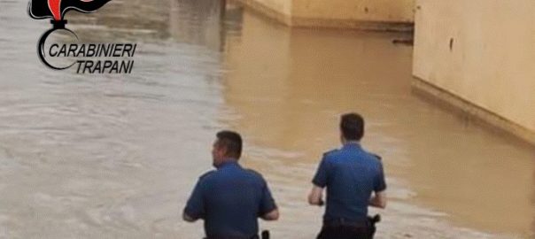 I Carabinieri intervengono in aiuto di alcune famiglie in difficoltà dopo l’esondazione del fiume Verderame