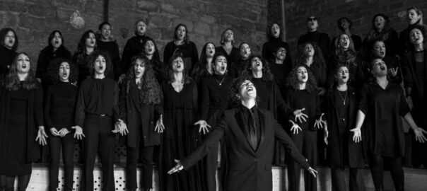 “Ninna nanna di tutti li matri”, un urlo collettivo cantato da un coro di 30 donne che mette in musica la complessità del ruolo materno