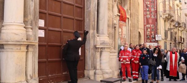 Il Comandante della Stazione Carabinieri, come da rito, avvia la tradizionale Processione dei Misteri