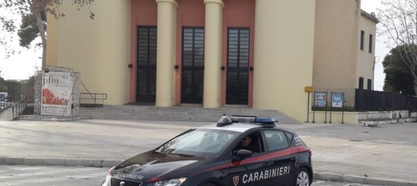 Armato di coltello tenta di rapinare un’attività commerciale. Arrestato dai Carabinieri