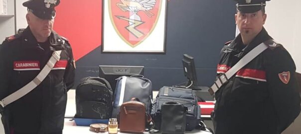 Furto di borse e profumi da un’attività commerciale in pieno centro. Denunciato dai Carabinieri