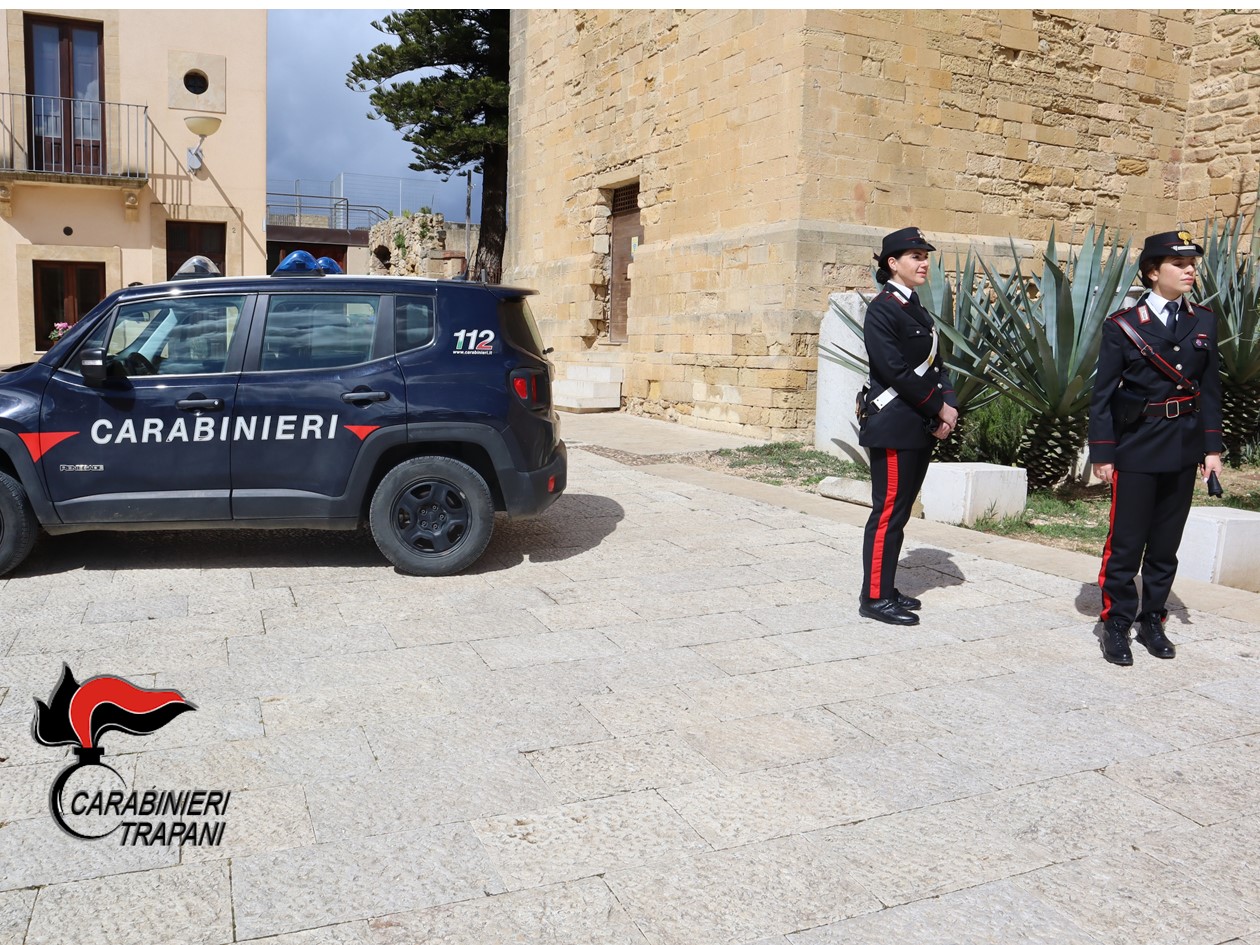 Spaccia a bordo di monopattino in centro. Arrestato