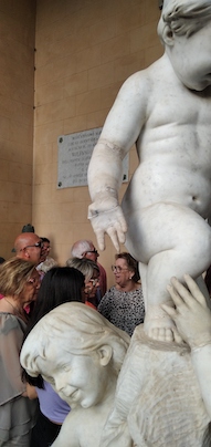 “Gravi menomazioni al gruppo marmoreo dei tre putti” del teatro Selinus. Lettera al sindaco del presidente dell’Archeoclub