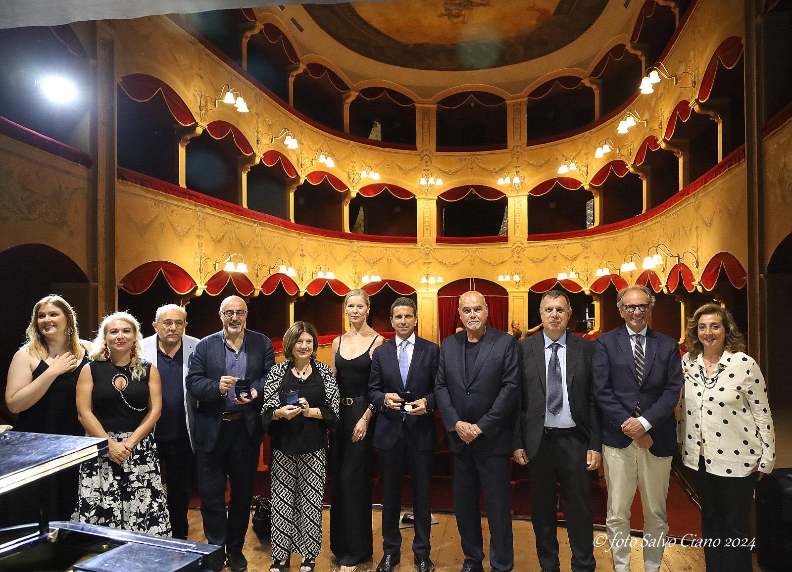 Al Vice Presidente di Confindustria Italia, Prof. Giovanni Bozzetti, l’Augustale federiciano