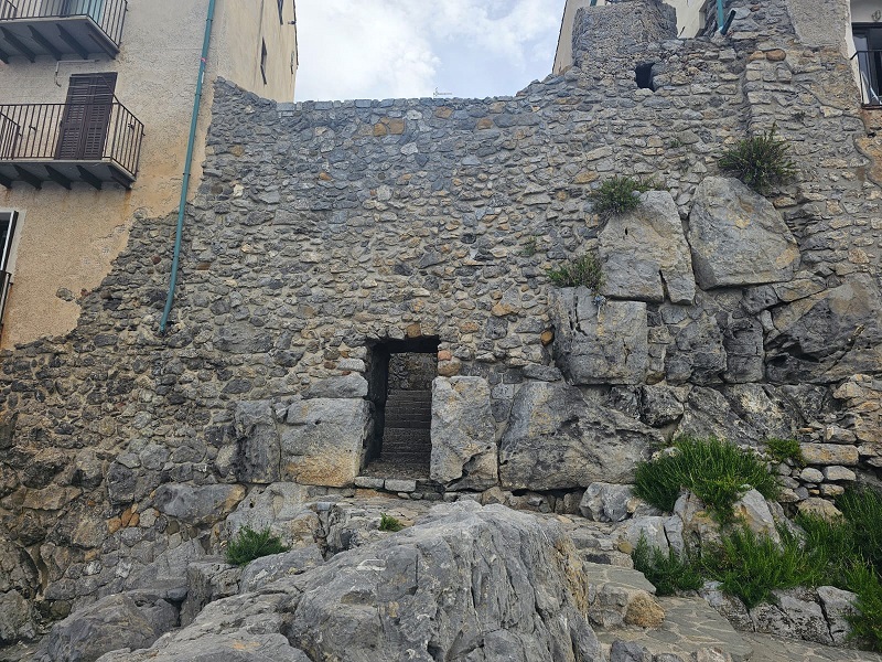 Le Notti di BCsicilia: Cefalù, passeggiata archeologica lungo le mura megalitiche