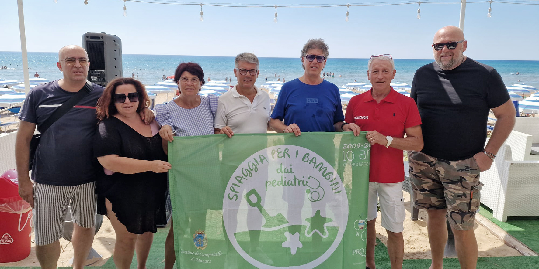 Spiaggia di Tre Fontane ideale per bambini: consegna ai lidi della bandiera verde