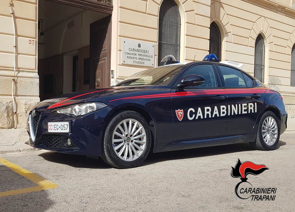 39enne, agli arresti domiciliari, chiede soldi per restituire il motociclo rubato. Finisce in carcere