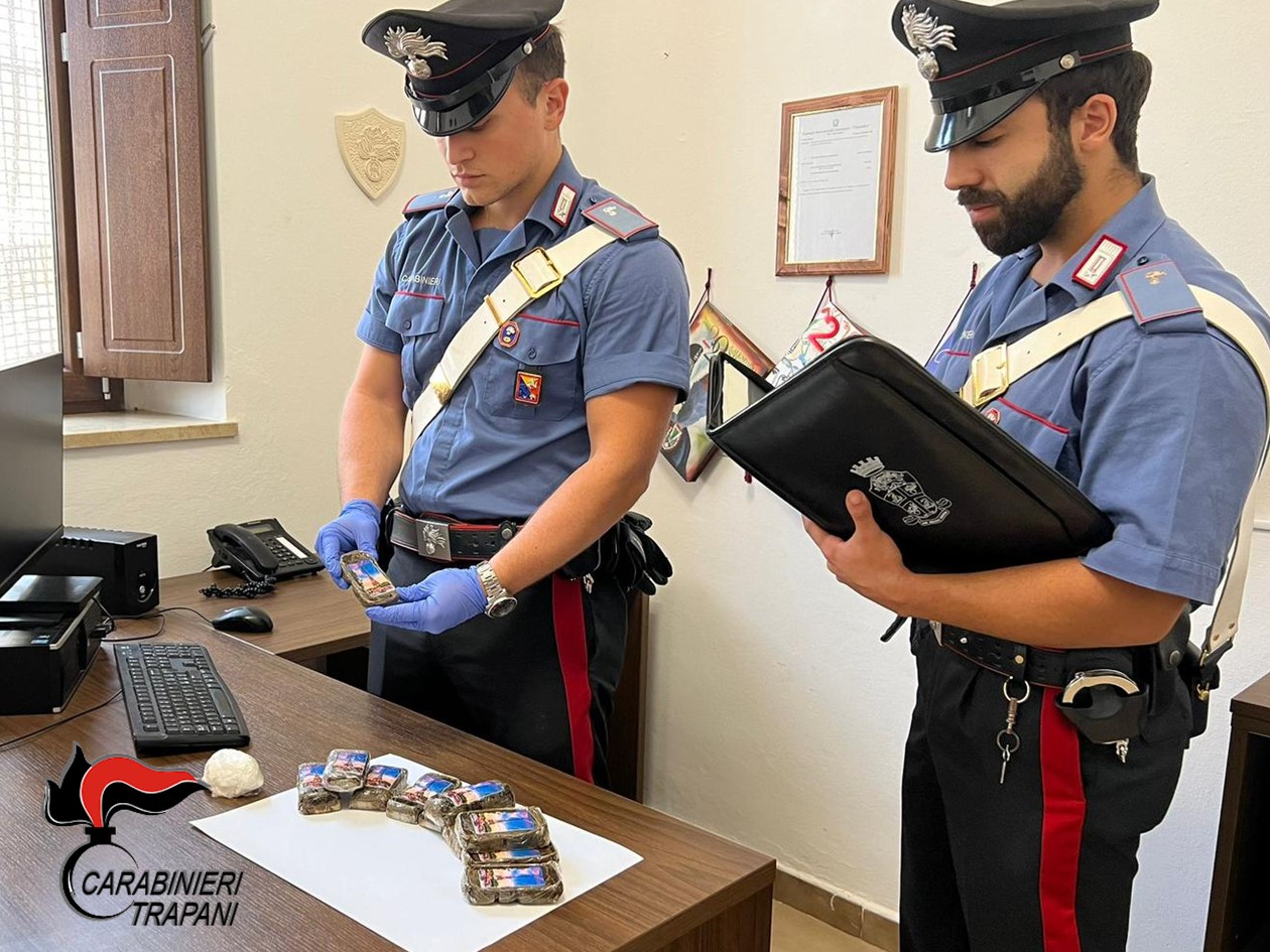 Sbarca con hashish e cocaina nella valigia. Arrestato 28enne trapanese