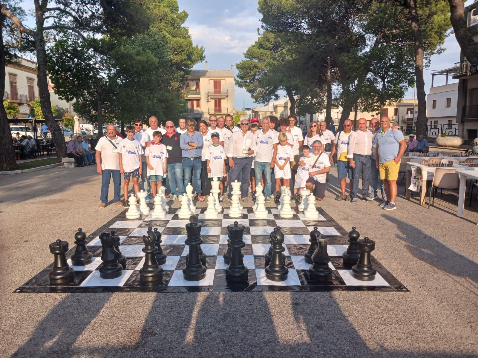 Torneo con scacchi giganti in piazza a Partanna