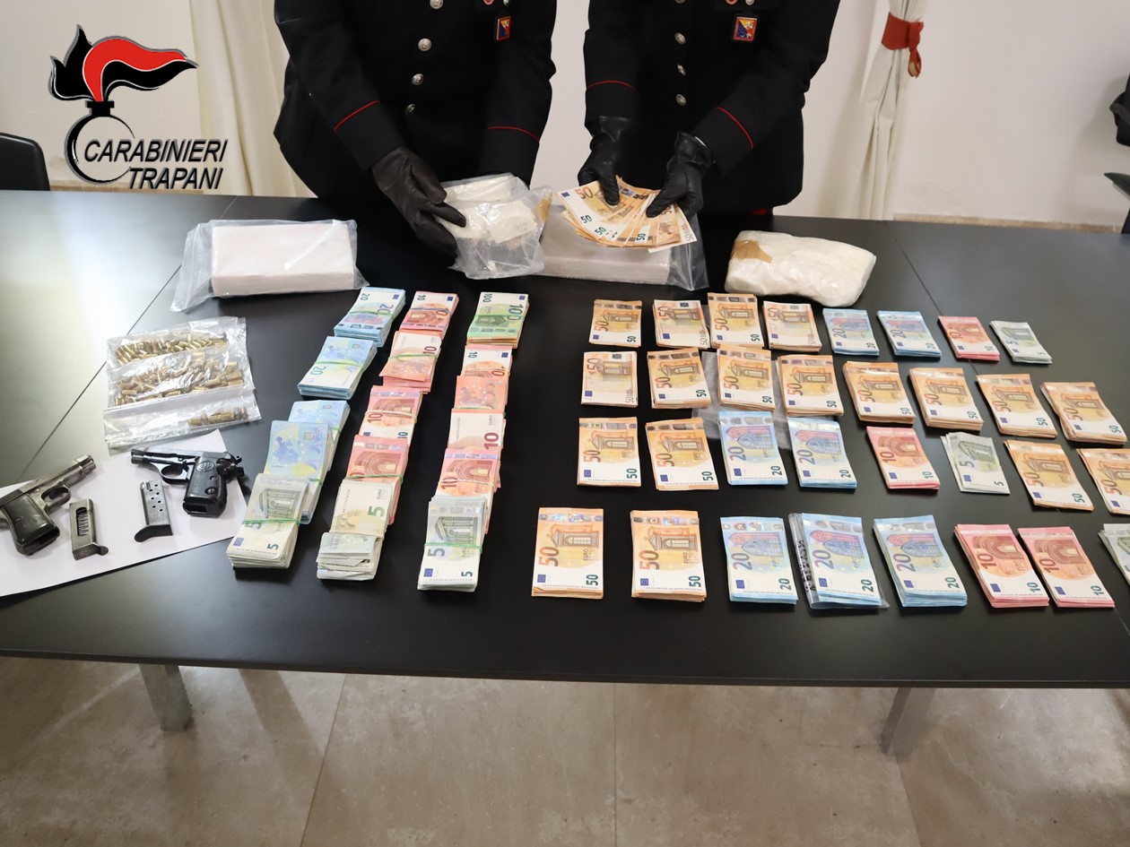 Trovati in possesso di 3,5 kg di cocaina, oltre 120 mila euro in contanti e 2 pistole con matricola abrasa. 6 arresti