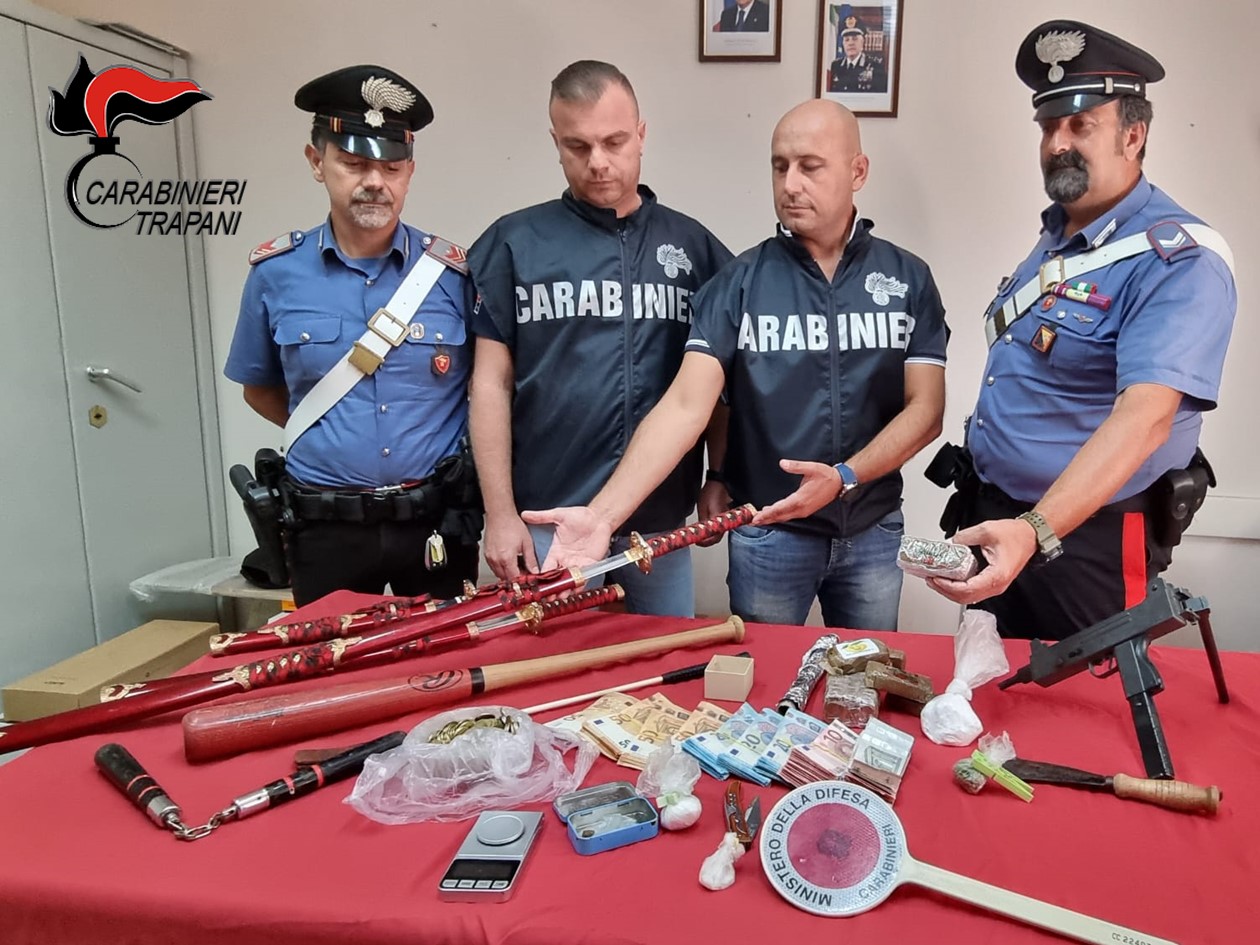 In regime di arresti domiciliari, sorpreso con droga e armi