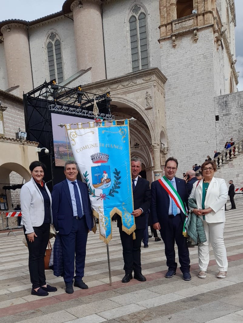 Delegazione comunale ad Assisi per celebrazioni in onore a San Francesco e consegna olio che alimenta lampada votiva dei comuni d’italia