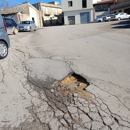 Una grande buca nel posto dove trovano posteggio le auto di chi va alle poste