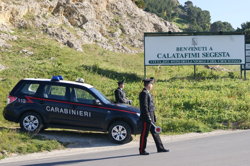 Sorpresi a rubare pezzi di carrozzeria di un furgone. Arrestati due pregiudicati