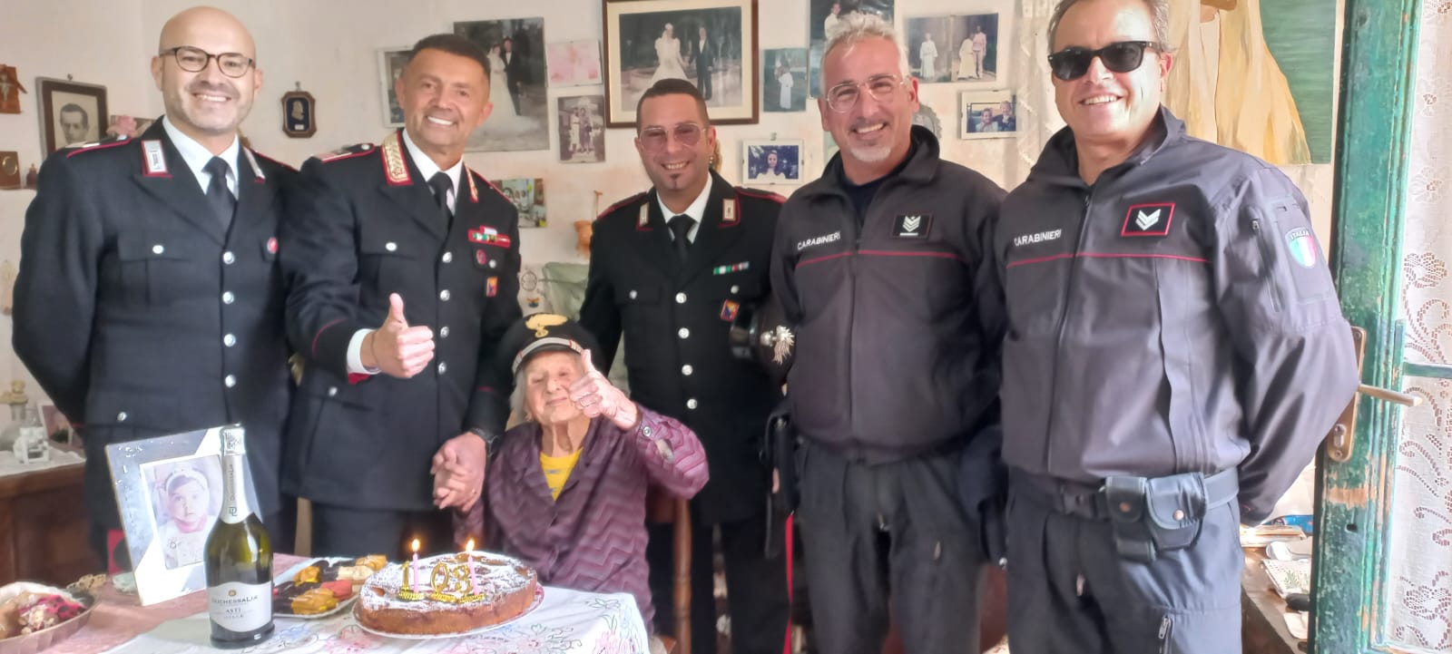 A Favignana i Carabinieri festeggiano i 103 anni di zia Rosina