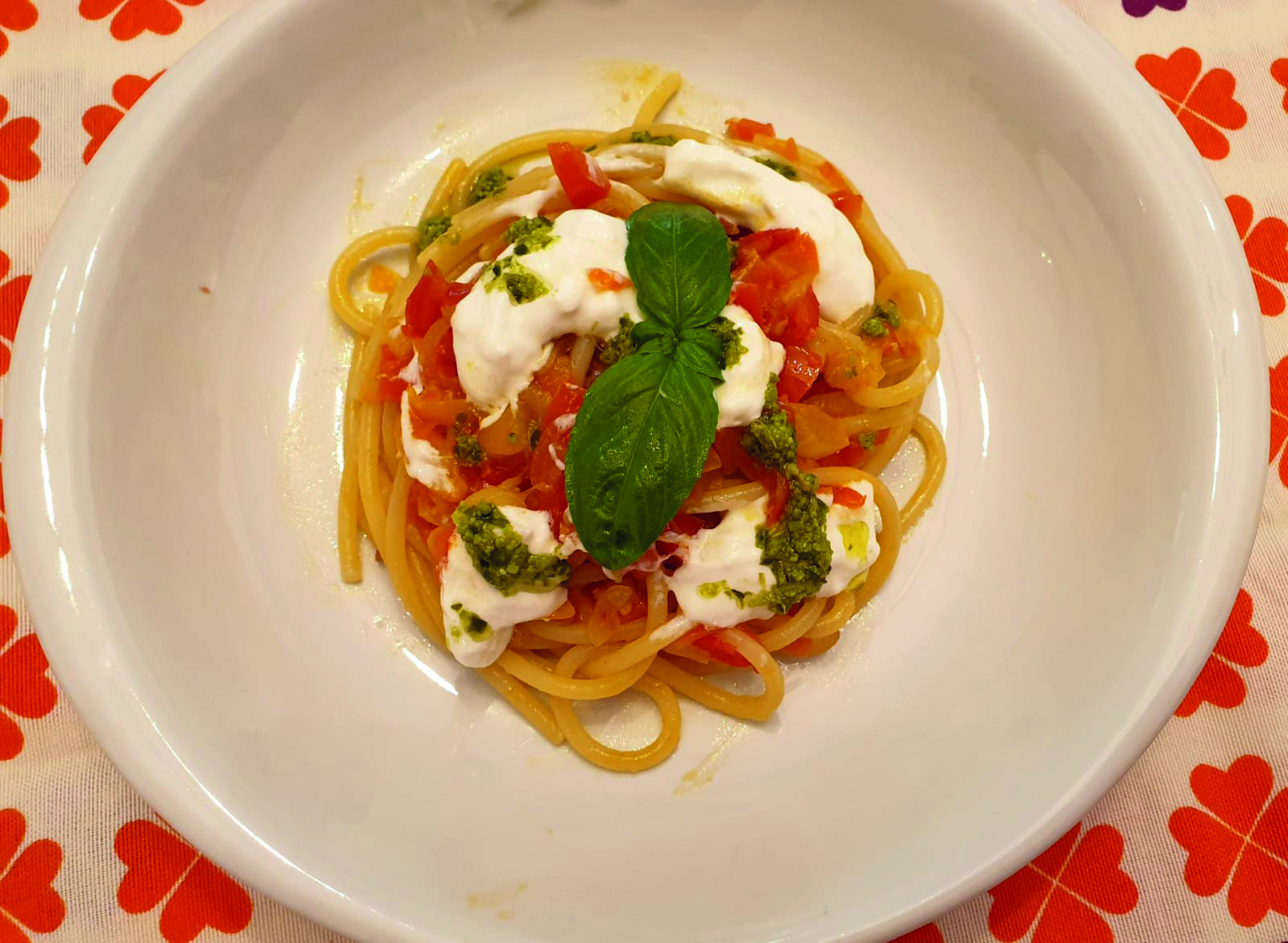 SPAGHETTI CON SUGO DI DATTERINI E STRACCIATELLA